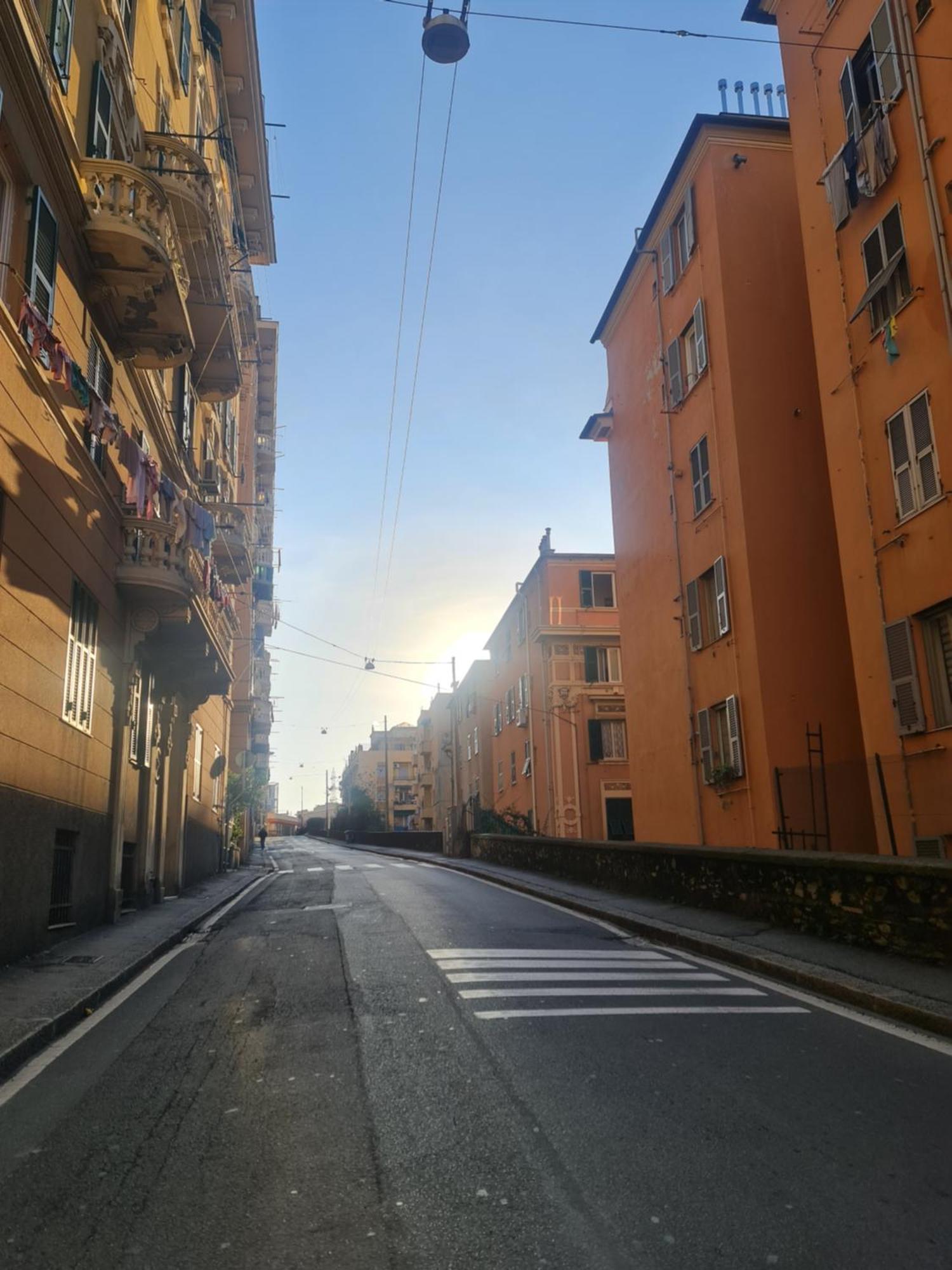 Ampio Appartamento Con 2 Posti Auto E Cortile Génova Exterior foto